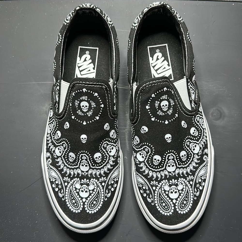 Van’s Women’s 7.5 Skull Bandana Slip ons - Runs Small!